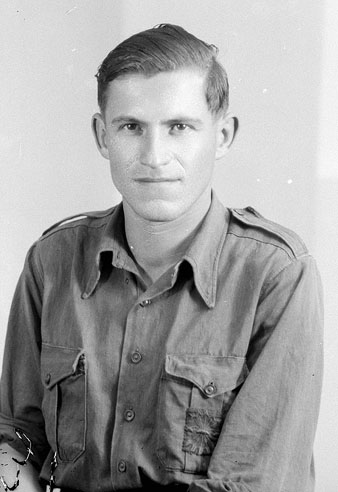 Salvador Vendrell, amb l'uniforme del servei nacional d'informació i investigació de FET de les JONS. 1939