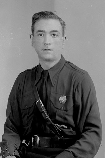 Eduardo Clota amb l'uniforme de cap local o cap de bandera de la Falange. 1939