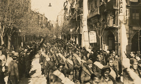 Tropes franquistes desfilant per la Rambla de Girona, el 4 de febrer del 1939