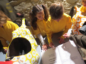 Presentació del conte 'Els enigmes del Beatusaure i la Bruixa de la Catedral'  al soterrani de la Catedral de Girona
