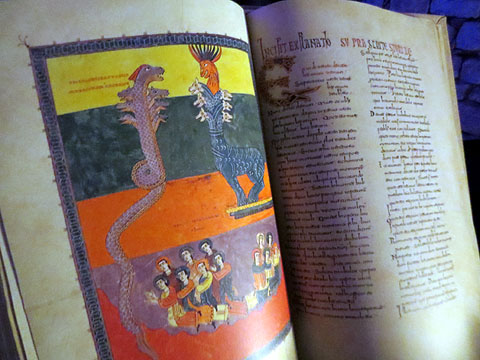 Exemplar facsímil del Beatus de la Catedral, en una il·lustració del qual s'inspira el Beatusaure