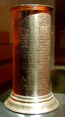 Un dels quatre vasos anomenats Apol·linars trobats a Vicarel·lo, al Laci (Itàlia) conservats a Roma, on s'indica el recorregut de la Via Augusta