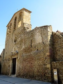 Façana de l'església romànica de Sant Pere, del segle XI, amb modificacions els segles XVI i XVIII