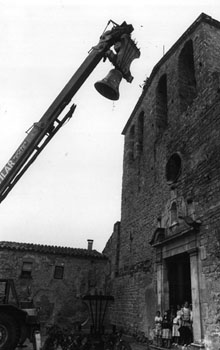 Col·locació de la nova campana a l'església de Sant Pere. 10 d'agost de 1984
