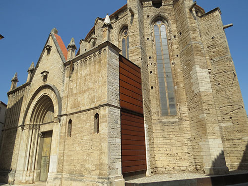 Porta lateral i capçalera gòtica de l'església de Santa Maria dels Turers
