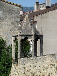 Glorieta situada a un dels extrems del pany de muralla que es conserva. Podria datar de finals del XIX o principis del XX