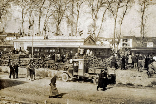 Arribada del primer tren de passatgers el dia de la inauguració de l'estació de Banyoles. 15 de març a de 1928