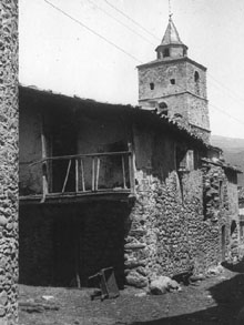 Vista parcial de Santa Maria de Telló i el campanar de Bellver de Cerdanya al fons. 1932