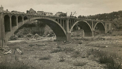 Obres de reconstrucció del pont nou de Besalú, sobre el riu Fluvià, volat parcialment al final de la Guerra Civil. 1939-1940