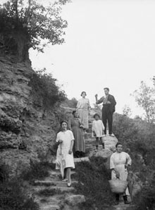 Grup de gent al Salt Dalmau de Camós. 1890-1920