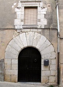 Porta i finestra amb relleus de Bellcaire
