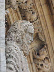 Detall de la portalada de la Catedral de Castelló d'Empúries