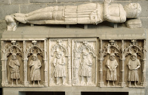 Tomba de Ponç VI d'Empúries a la nau de la catedral de Santa Maria