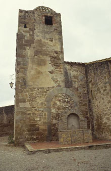 Façana lateral i antic portal tapiat de l'església de Sant Joan de Matajudaica. 1995