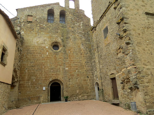 Façana de l'església de Sant Julià de Corçà. Segle XII-XVIII