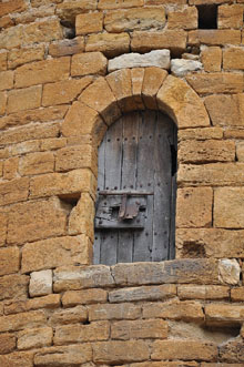 Porta principal de la torre de l'antic castell de Cruïlles
