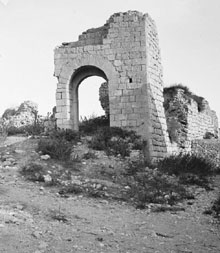 Restes de muralles i un portal romans al jaciment arqueològic d'Empúries. 1907