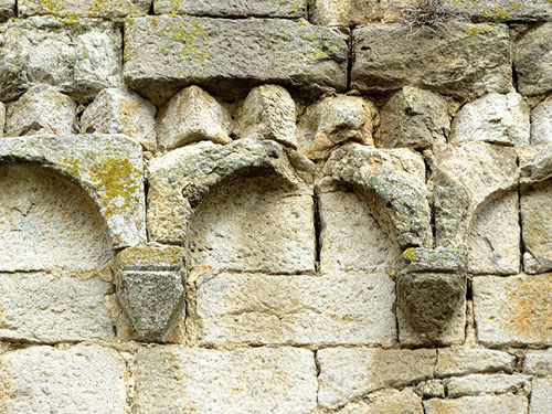 Detall del campanar de l'església de Sant Miquel de Fluvià