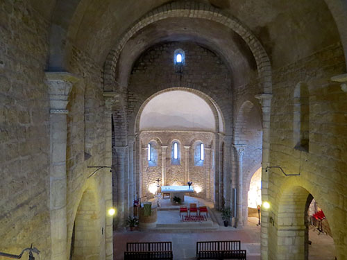 Interior de la nau de l'església de Sant Miquel de Fluvià des del cor