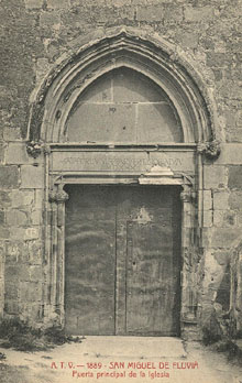 Porta principal de l'església de Sant Miquel de Fluvià. 1900-1925