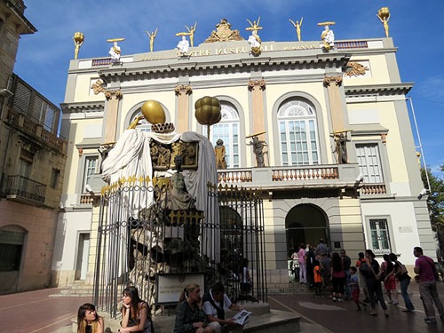 Teatre-Museu Dalí. En primer terme, monument que Dalí va dedicar a Francesc Pujols