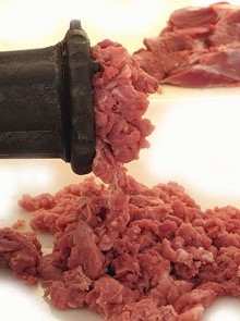 Fira del Porc FIPORC 2014. Picada de la carn per a les botifarres