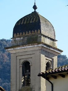 Detall d'un dels dos campanars de l'església parroquial de Sant Pere. Neoclàssica. Segle XVIII