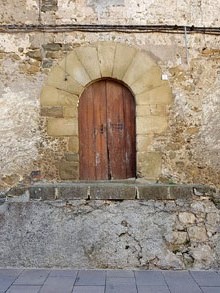 Porta principal de La Bertrana