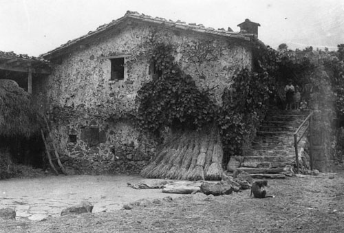 Façana i pati de Can Gall de Pujou, a Les Preses. 1934