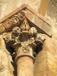 Capitell de la porta de Santa Maria de Lladó