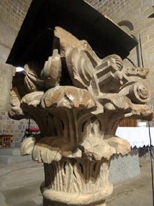 Capitell procedent del claustre a l'interior de la nau de Santa Maria de Lladó
