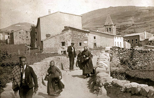 Llanars. Pont, cases i campanar del poble. 1900-1920