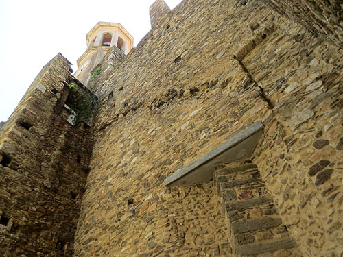 Restes de fortificació incorporades a l'església de Sant Vicenç