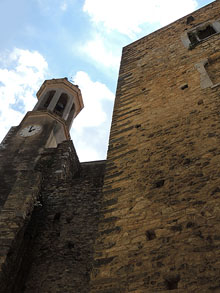 El campanar de l'església de Sant Vicenç i la Torre d'Homenatge