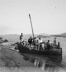 Grup de gent a la barca de Guifeu de Llançà, entre 1890 i 1920