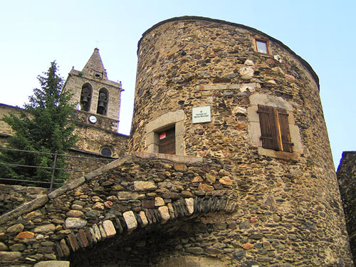 La Torre de Bernat de Som del segle XV, i el campanar de l'església de la Mare de Déu dels Àngels