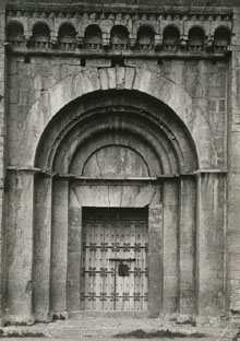 Portalada de l'església de Santa Cecília de Molló. 1960-1970