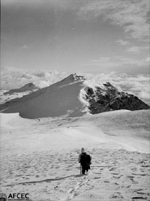 Excursionista davant del puig Estela i portella d'Ogassa coberts per la neu. 1939-1955