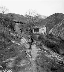 Excursionistes arribant a la Masia de Vilabona a Ogassa. 1939-1955