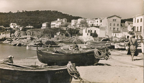 Barques a la sorra de la platja de Port Pelegrí. Calella de Palafrugell. 1930-1940