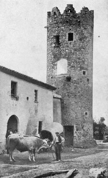 Home amb un bou davant de Can Sureda d'Ermedàs. 1890-1936