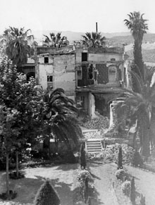 Efectes dels bombardeigs a la casa de Pau Matas. L’immoble estava situat entre el carrer Nou i l’avinguda Onze de Setembre. 1939-1940