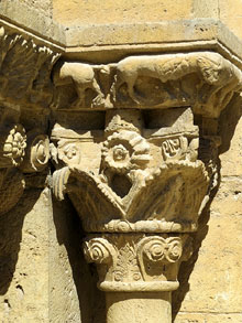 Detall de la portalada de l'església de Santa Maria de Porqueres