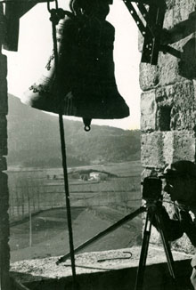 Antoni Varés rodant el documental 'Porqueres en el lago de Bañolas', des del campanar de Porqueres. 1949