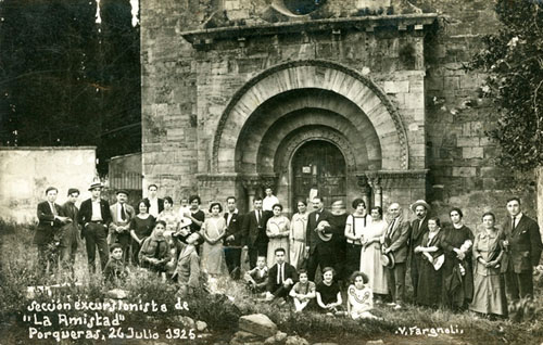 Grup de la secció excursionista 'La Amistad', davant l'església de Santa Maria de Porqueres. 1925