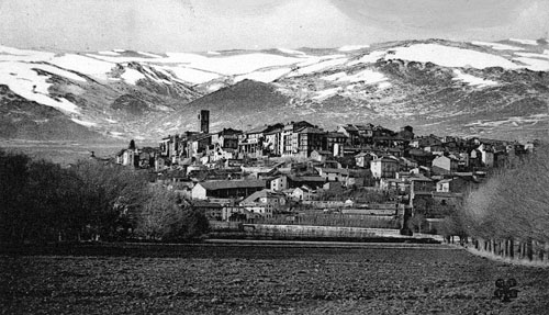 Vista general de Puigcerdà amb les muntanyes nevades al fons. 1925-1930