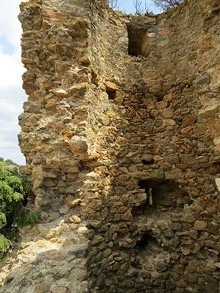 Interior de la torre de defensa aïllada del castell de Quermançó