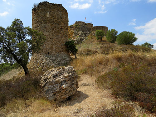 En primer terme, la torre de defensa i, al fons, els castell