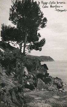 Vista de la Costa Brava a l'altura de Roses. Al fons s'observa el cap Norfeu. 1932-1936