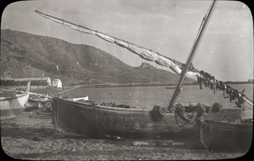 Barques amb vela llatina en una platja de Roses. Ca. 1920